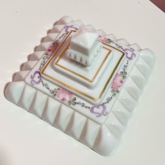 Vintage pastel floral pedestal box - Picture 4 of 5